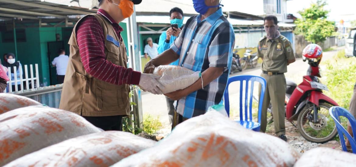 Guebernur Rohidin Serahkan Bantuan kepada para Kuli Panggul