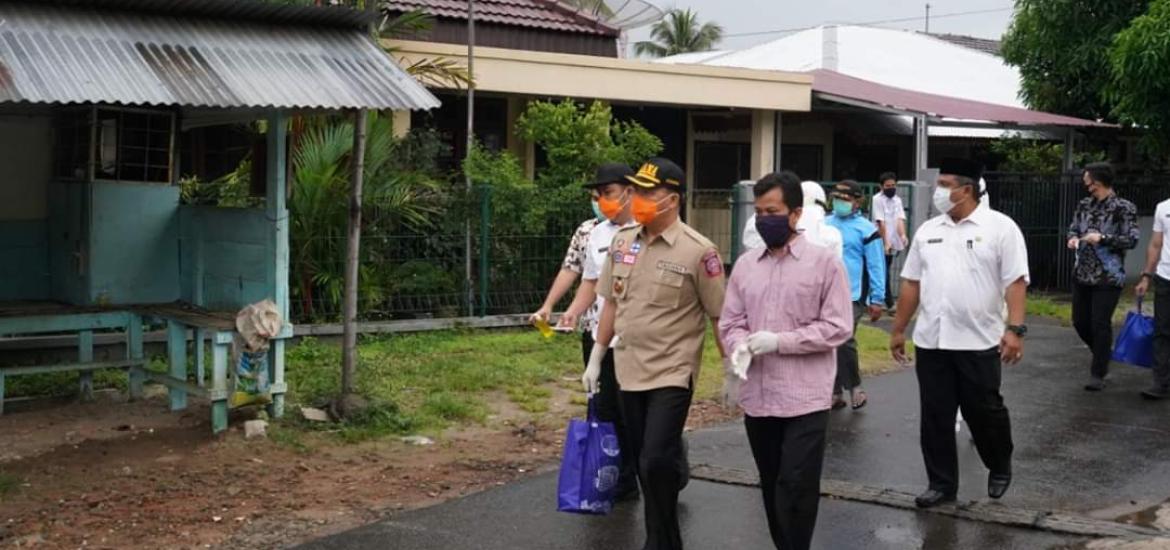 Gubernur Rohidin mengunjungi pasien positif covid-19