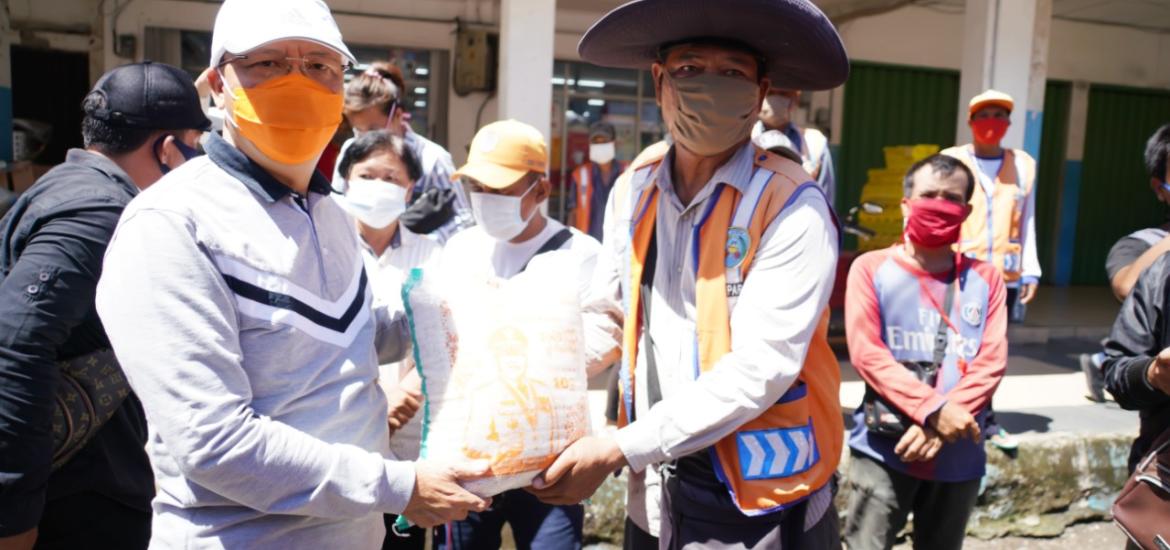 Gubernur Berikan bantuan masyarkat terdampak COvid-19