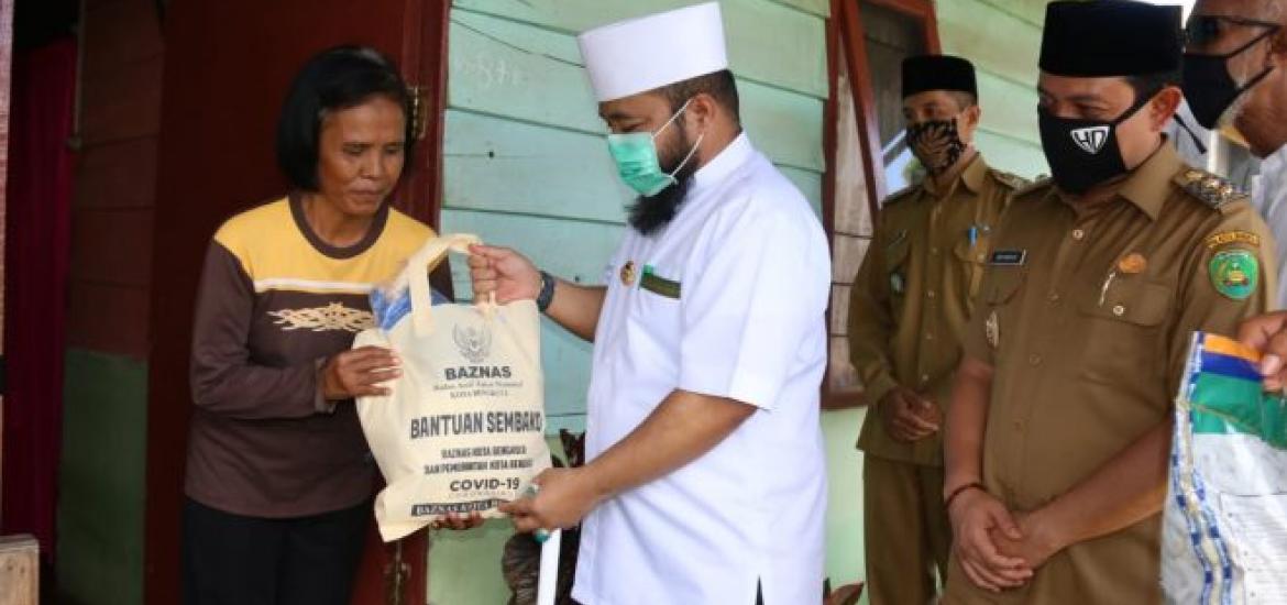 Walikota Helmi Hasan Bagikan Sembako ke 70 KK di RT 8 Kelurahan Jalan Gedang