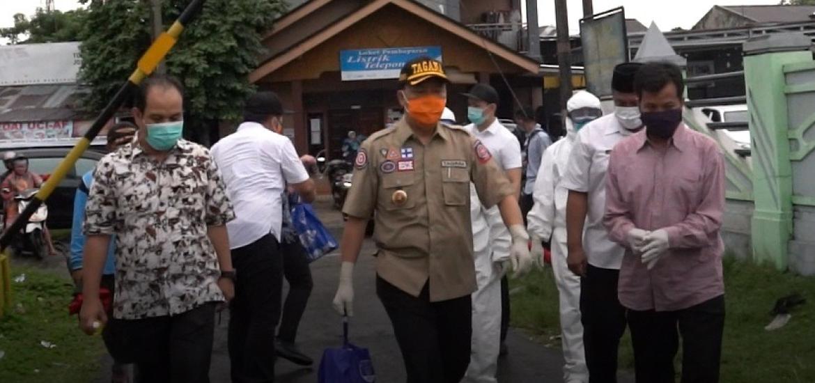 Guebernur Rohidin saat mengunjungi pasien positif Covid-19
