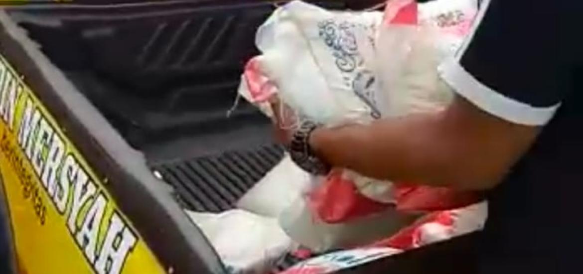 Bahu Membahu Serahkan  Sembako