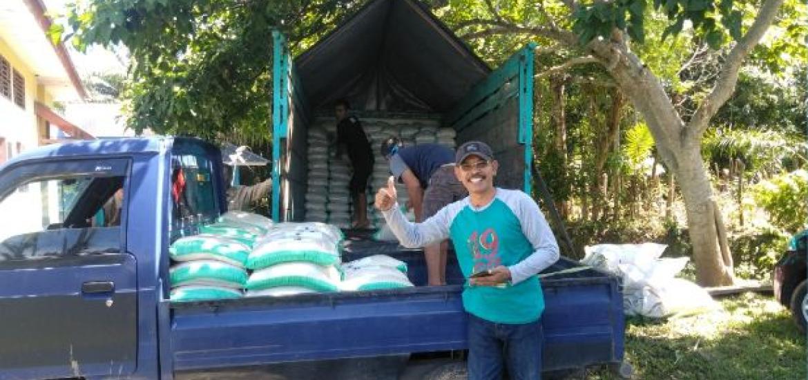 Pembagian bantuan beras
