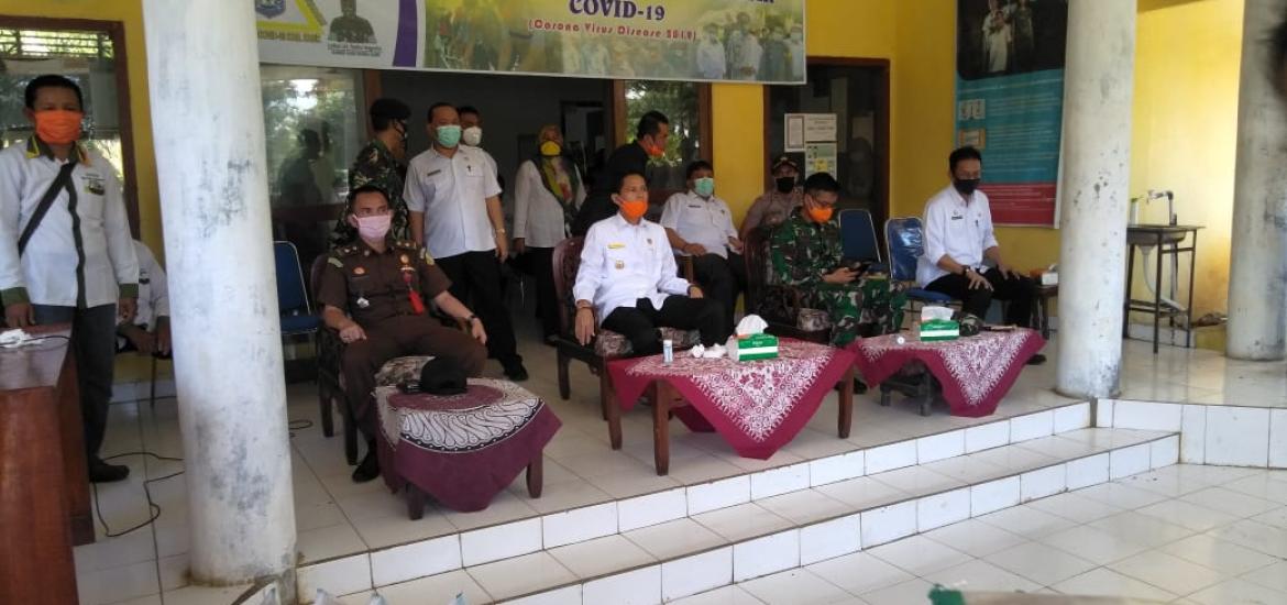 Bupati Kaur bagikan beras kepada masyarakat
