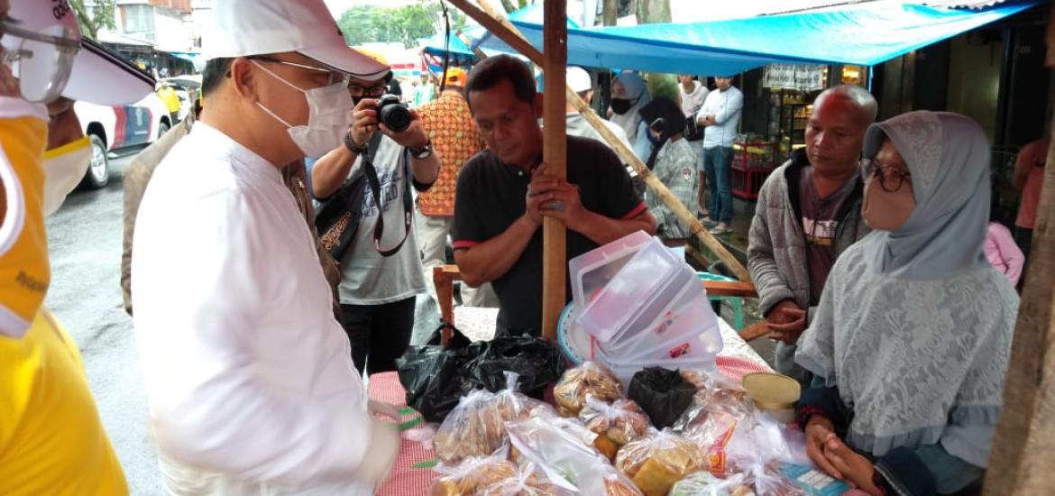 Gubernur Rohidin memborong takjil di Pasar Bang Mego Curup