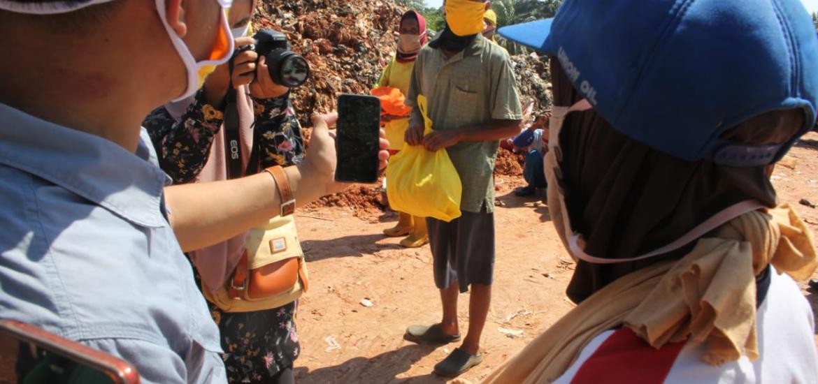 Gubernur Rohidin Sapa Pemulung dan Penyapu Jalan via Video Call