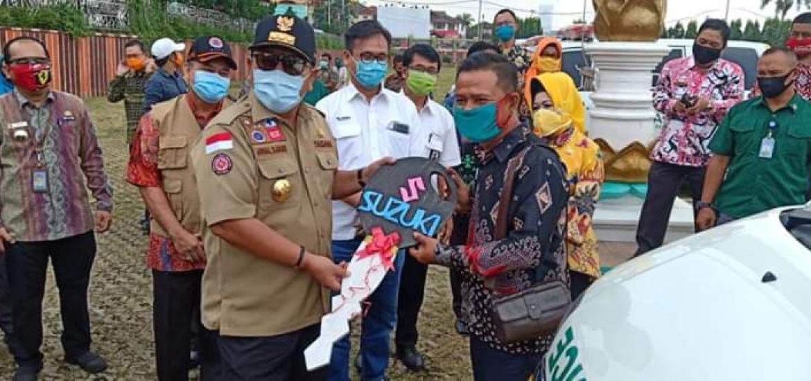 Kades Balinuraga Made Suweda menerima kunci mobil ambulance dari Gubernur Lampung Arinal Djunaidi