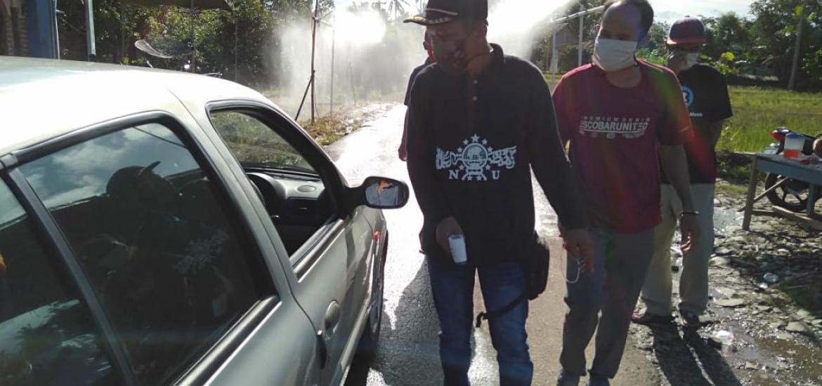 Penyemprotan disinfektan kepada pengendara jalan