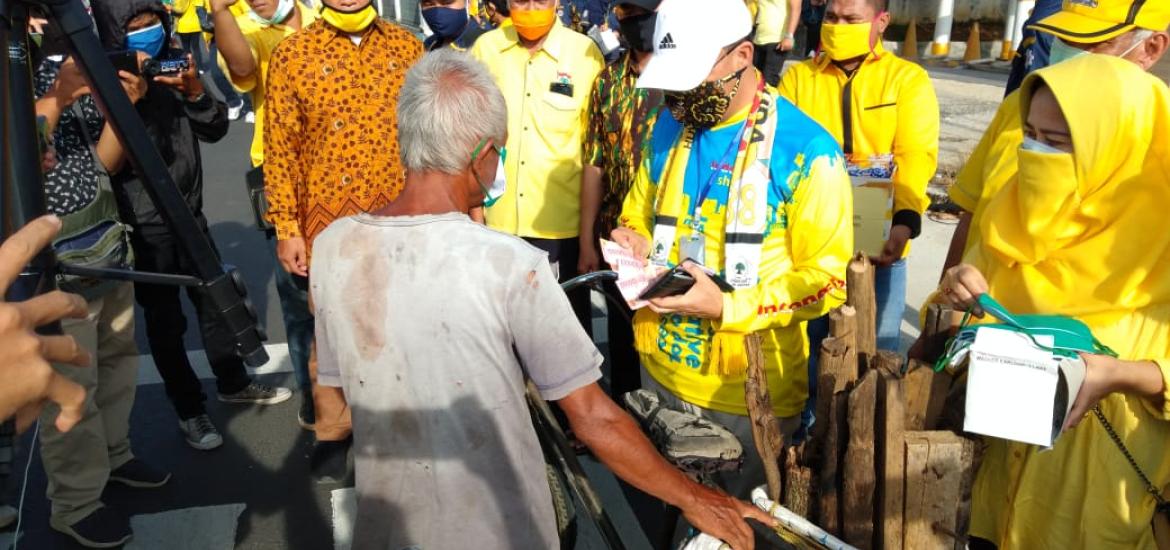 Pembagian masker dan takjil