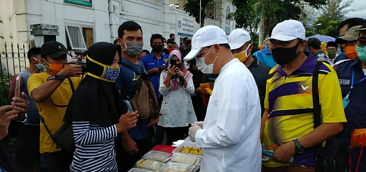 Gubernur Rohidin saat memebeli takjil di Pasar Kepahiang