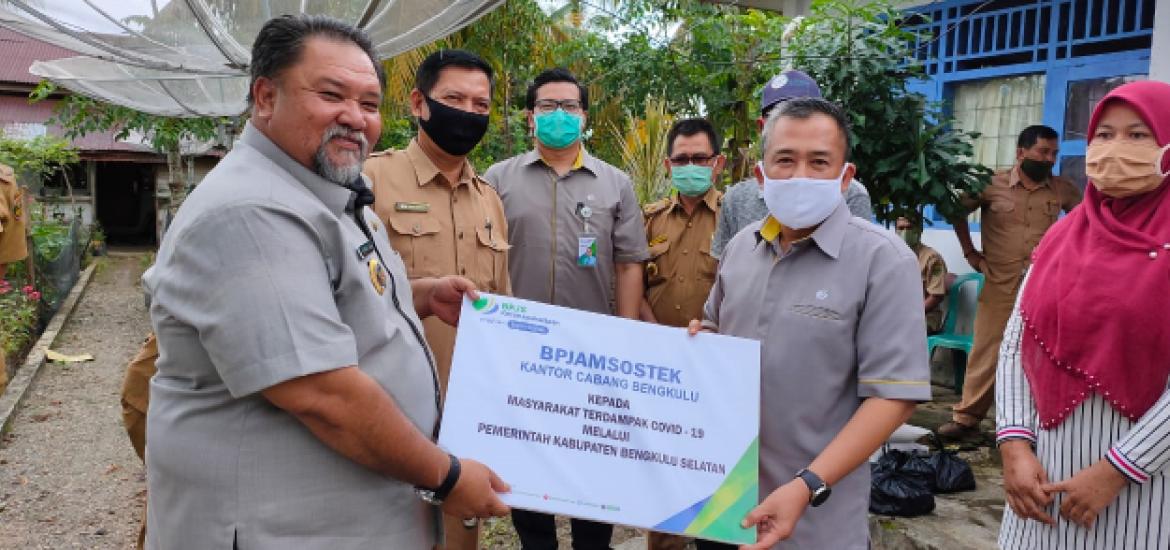 Wabup BS Serahkan Paket Sembako ke Pekerja Formal dan Informal Terdampak Covid-19