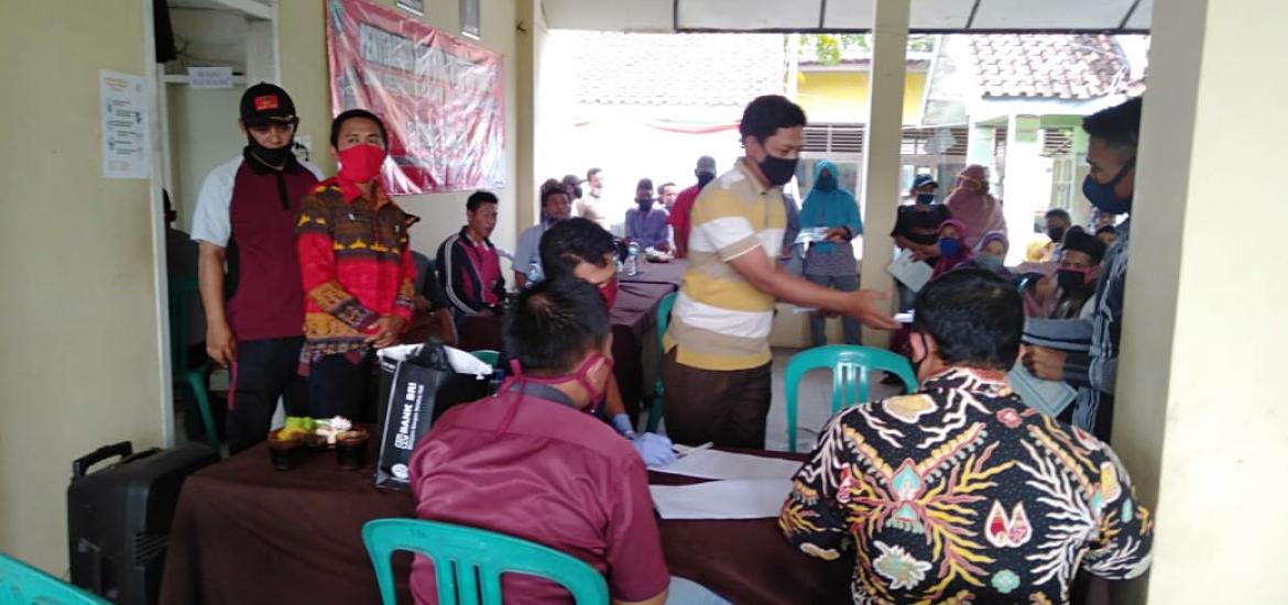 Kades Suak, Juli Wahyudin,SH,I (Baju, masker merah) memantau jalannya proses penyaluran BLT-DD