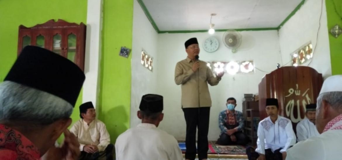 Gubernur Rohidin saat isi Khutbah Jumat di Desa Renah Panjang Kabuapten Seluma