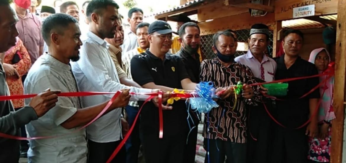 Gubernur Rohidin Resmikan Pengoperasian Mesin Penggiling Getah Karet Gapoktan Geo Makmur Desa Napal Jungur