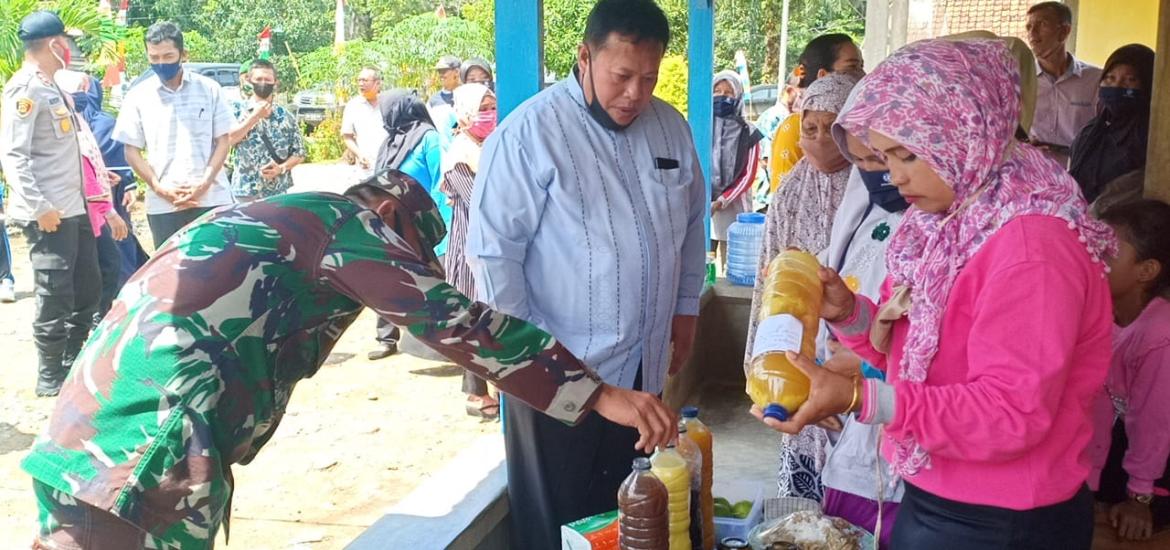 Bupati Mukomuko saat mengunjungi salah satu desa pada seleksi Kampung Berseri