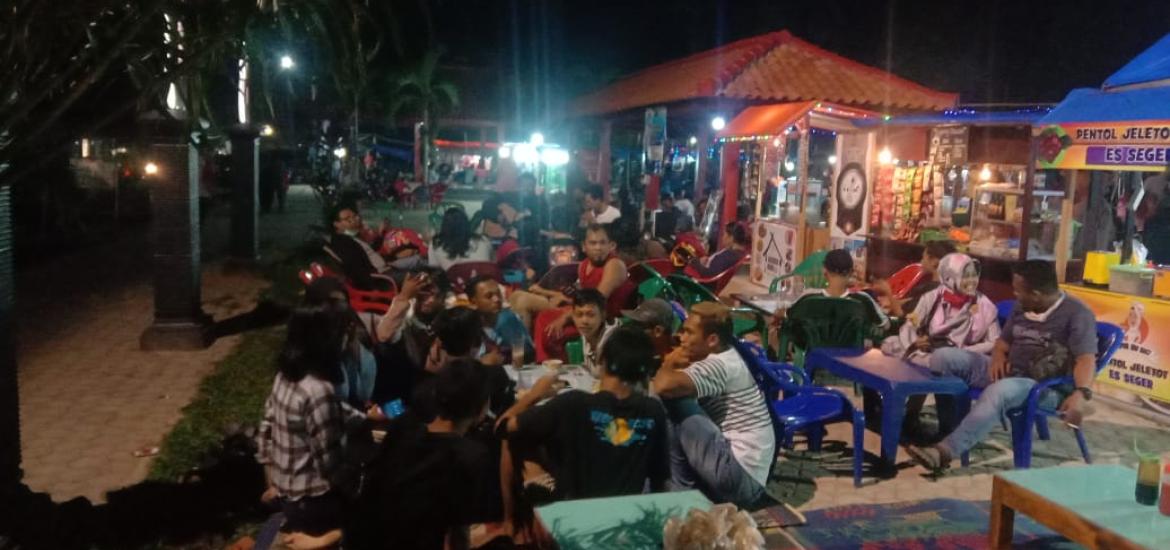 Suasana pasar malam di Alun-alun Desa Bumi Jaya,Kec.Candipuro Lamsel