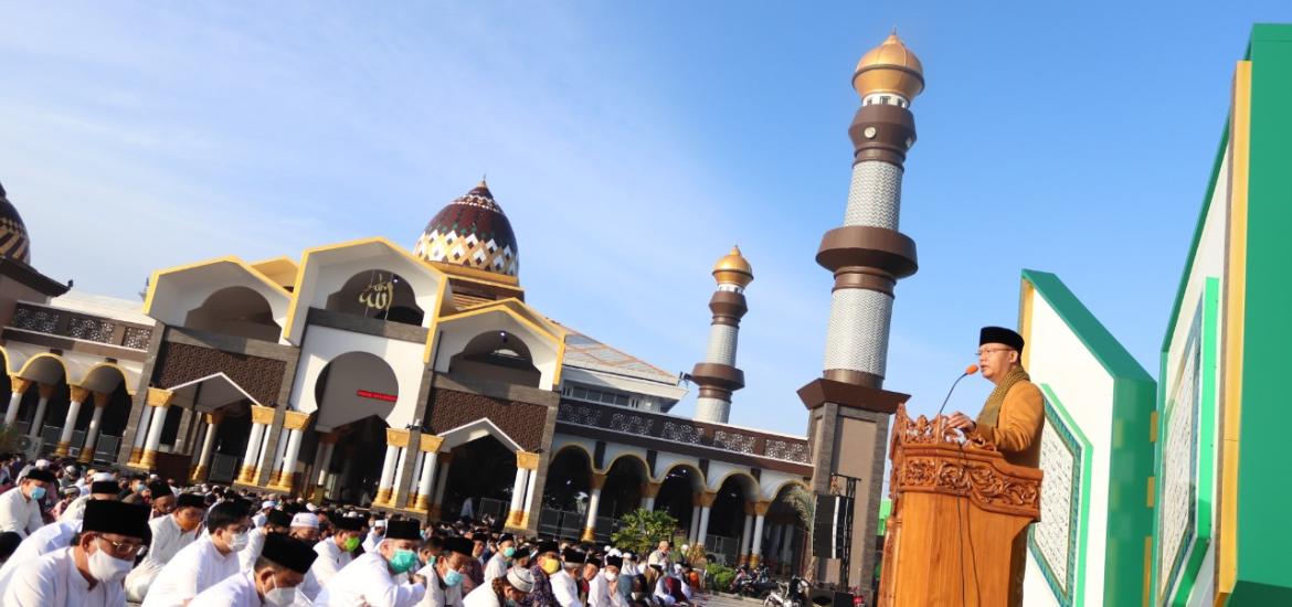 Gubernur Rohidin saat menjadi khatib sholat Idul Adha 1441 H