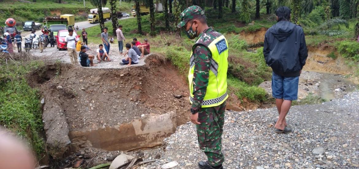 Kondisi jembatan jebol di jalan lintas barat Bengkulu Utara - Mukomuko. (foto_BT)