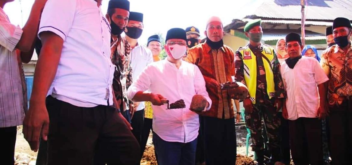 Peletakkan batu pertama pembangunan masjid di Deja Tanjung Karet Kecamatan Air Besi Bengkulu Utara