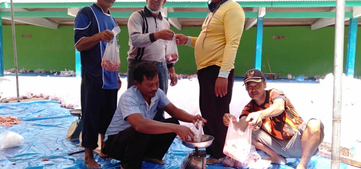 Ketua Panitia qurban Kholil, M.Pd saat memberi daging qurban secara simbolis