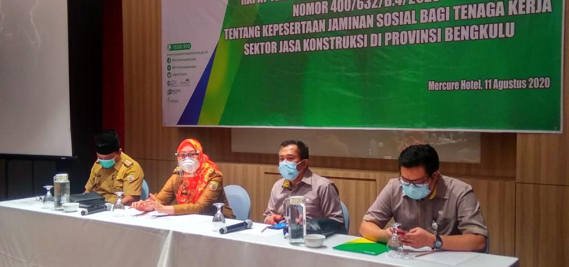 Lindungi Pekerja Kontstruksi, Gubernur Rihidin Keluarkan SE Jaminan Sosial