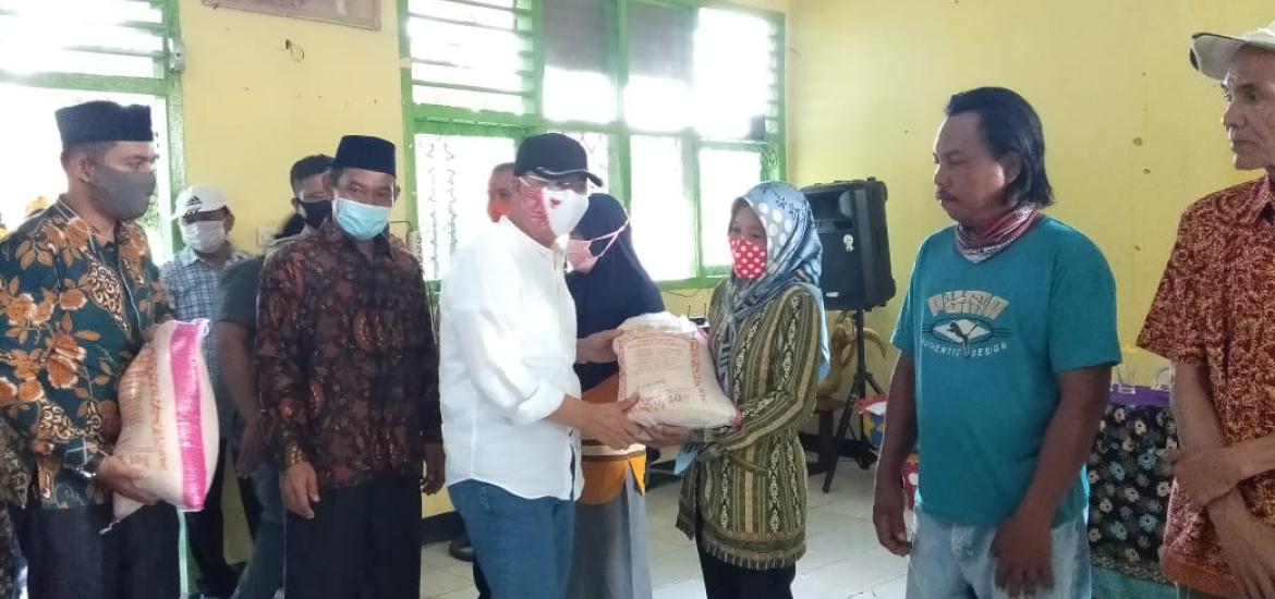 Gubernur Rohidin saat menyerahkan bantaun