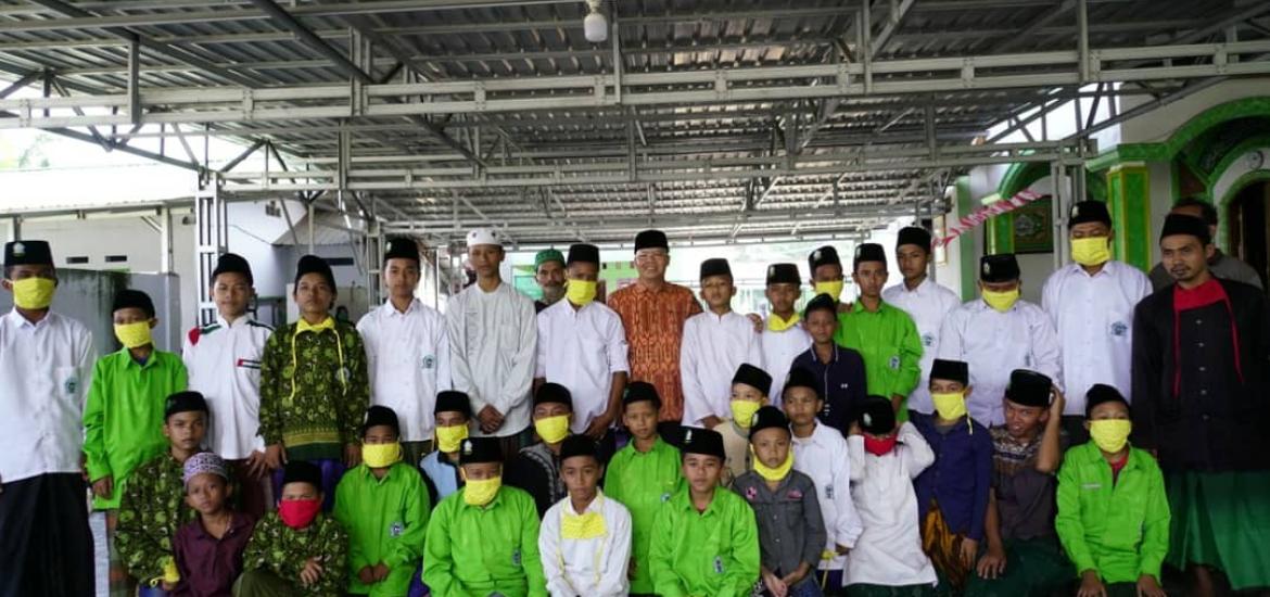 Gubernur Rohidin bersama para santri