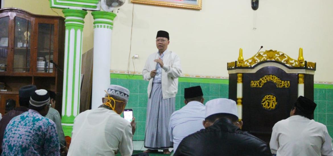 Gubernur Rohidin usai Shalat Subuh Berjamaah dan menyampaikan tausiyah di Masjid Al-Muhajirin, Desa Gajah Mati, Kecamatan Air Rumbai, Kabupaten Mukomuko
