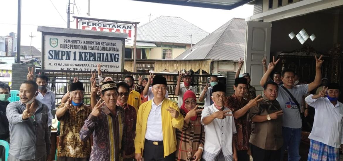 Rohidin bersama masyarakat Kecamatan Kepahiang