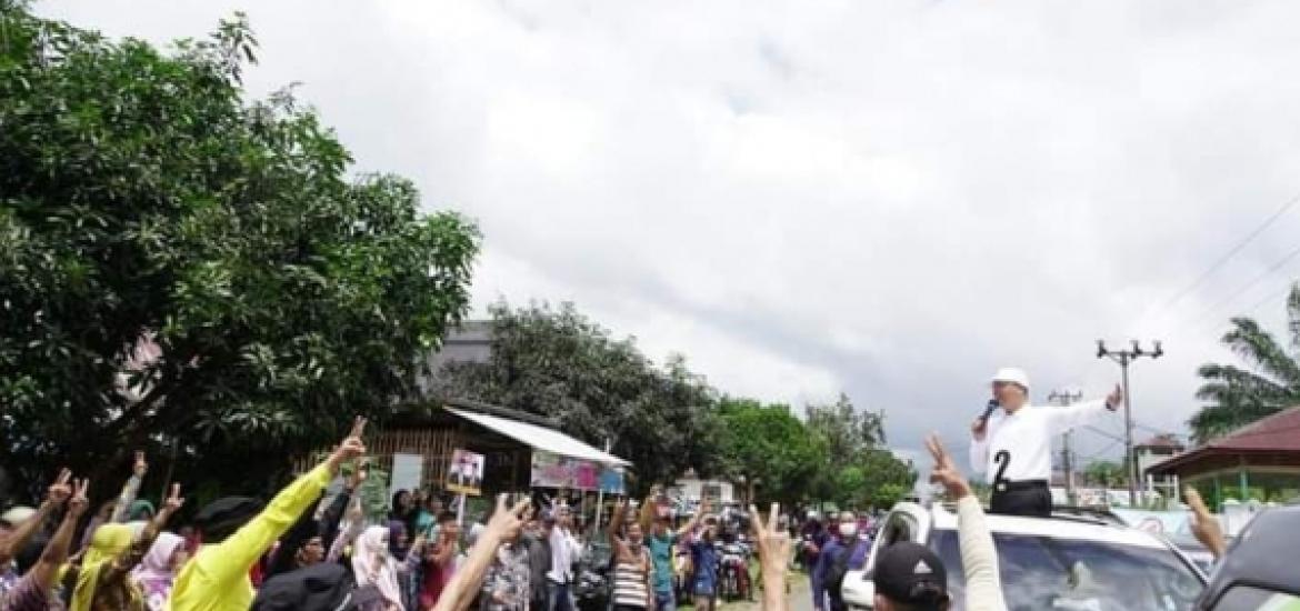 Rohidin disambut antusias masyarakat sepanjang jalan