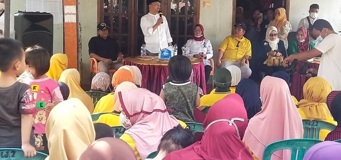 Rohidin bersama masyarakat Tanjung Kemuning Kaur