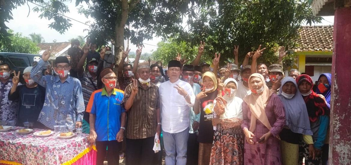 Rohidin bersama masyarakat Semidang Gumay Kaur