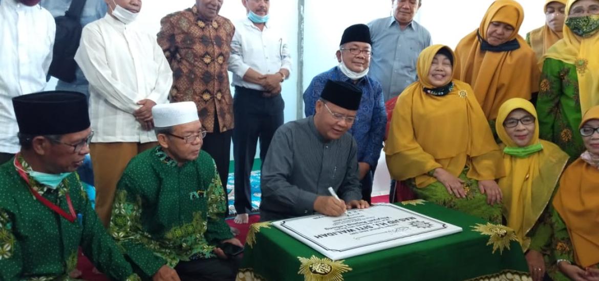 Rohidin Mersyah meresmikan Masjid Siti Walidah di Rejabg Lebong, yaitu masjid pertama di Indonesia milik Aisyiyah