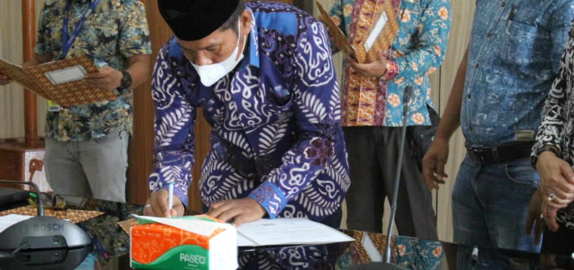 Pasarkan Produk UMKM ke Ritel Modern, Pemprov Teken MoU