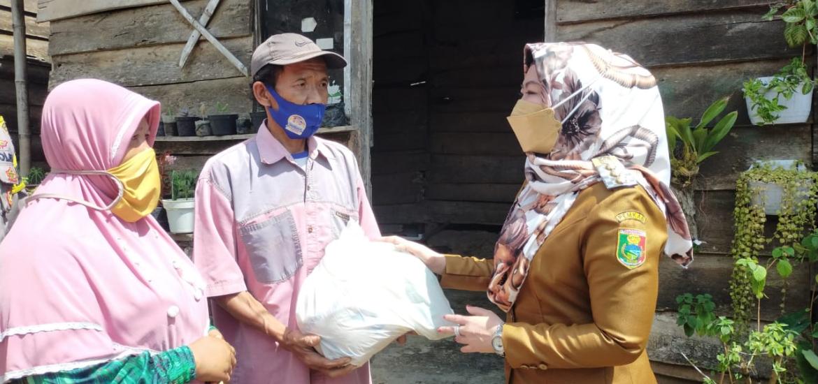 Bupati Tanggamus Berikan Bantuan Bedah Rumah Dan Paket Sembako