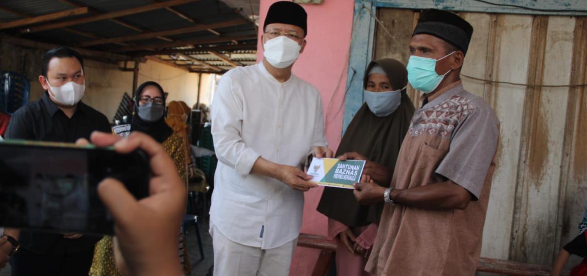 Gubernur Rohidin bersama keluarga korban