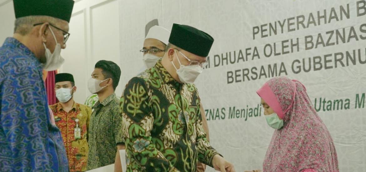 Gubernur Rohidin menyerahkan bantuan