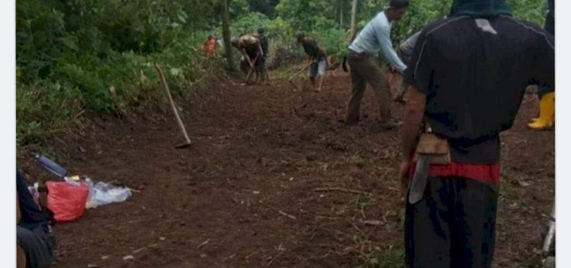 Warga Empat Pekon Di Kecamatan Wonosobo Buka Badan Jalan