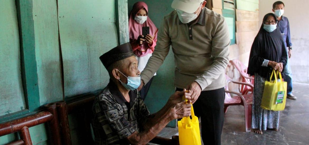 Gubernur Rohidin Bengkulu Kembali Bagikan Canthelan untuk Warga Isoman Covid-19