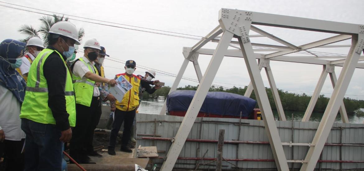 Gubernur Rohidin Tinjau Progres Pembangunan Jembatan Pulau Baai 2