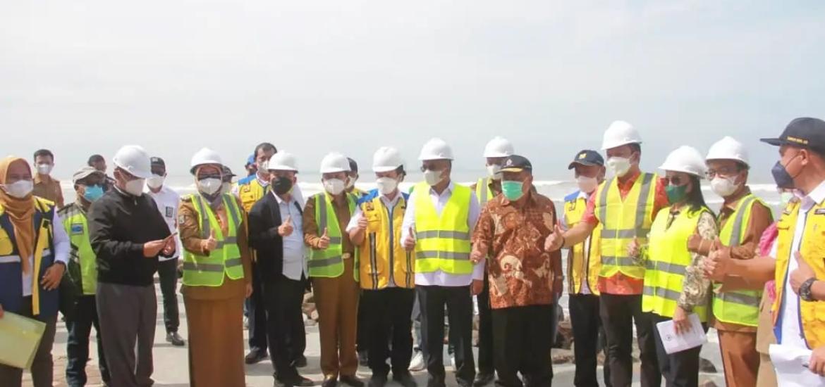 Komisi V DPR RI Tinjau Pembangunan Bangunan Pengaman Pantai Panjang Bengkulu