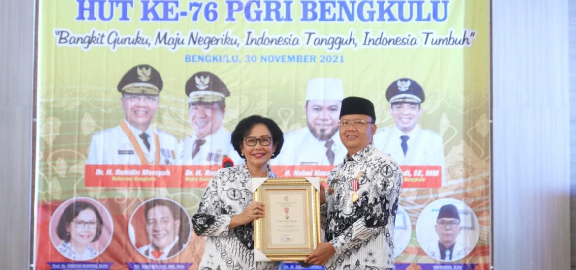 Gubernur Rohidin Terima Anugerah
