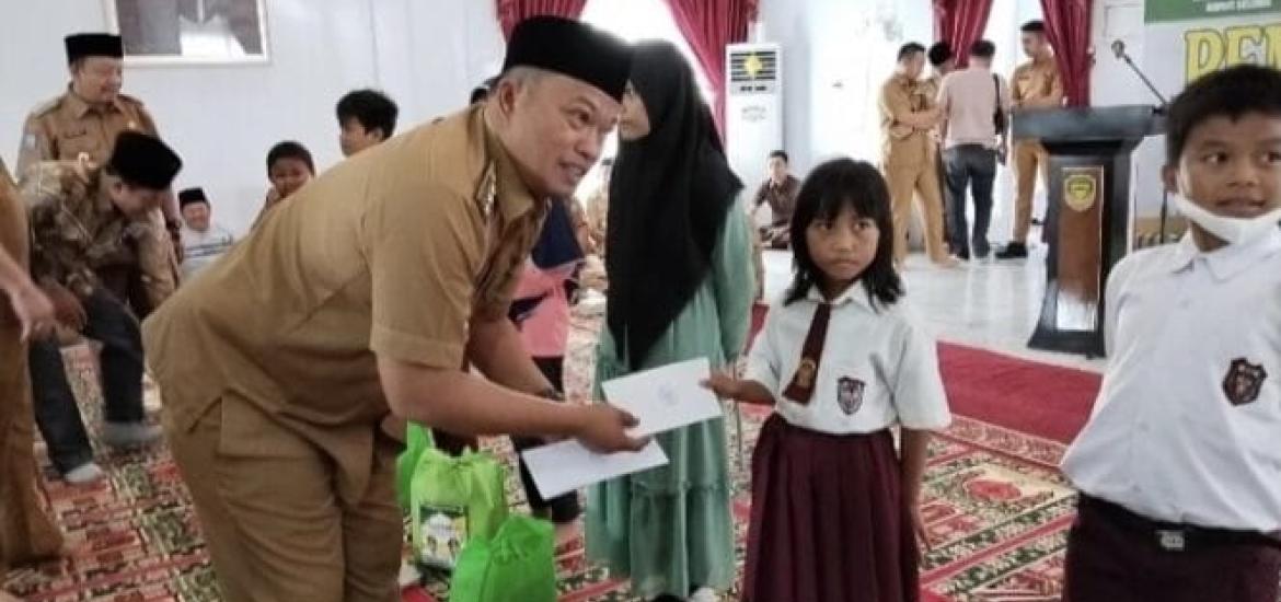 Pemkab Seluma Bersama Baznas Salurkan Bantuan Anak Yatim Piatu dan Lansia Dhuafa