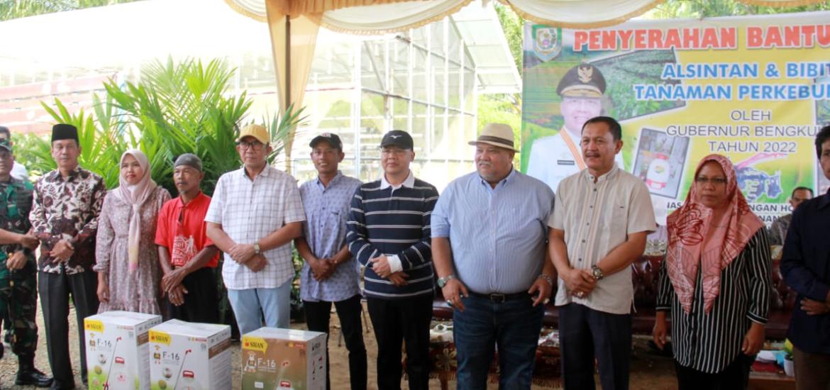 Gubernur Rihidin Serahkan Bantuan Alsintan dan Puluhan Ribu Bibit 