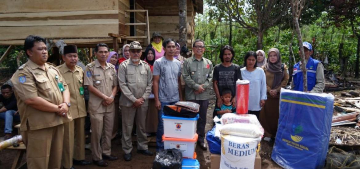 Bupati Kepahiang Berikan Bantuan Kepada Korban Kebakaran