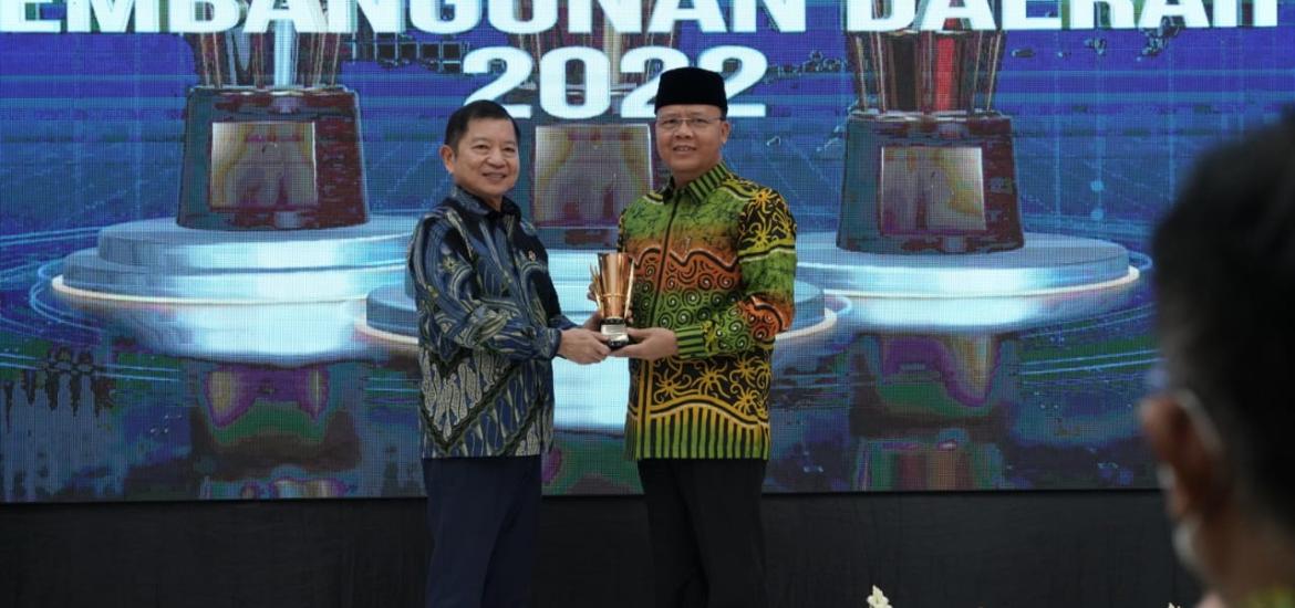 Pemprov Bengkulu Terima Tropy Penghargaan Pembangunan Daerah Tiga Kali Berturut-Turut