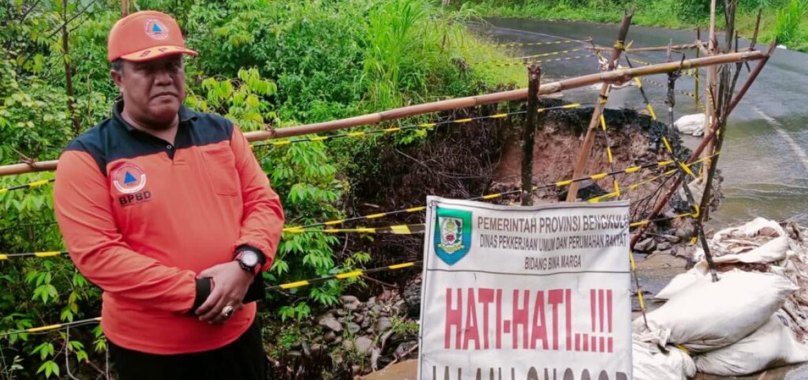 Kepala Pelaksana BPBD Provinsi Bengkulu saat mengunjungi daerah rawan bencana
