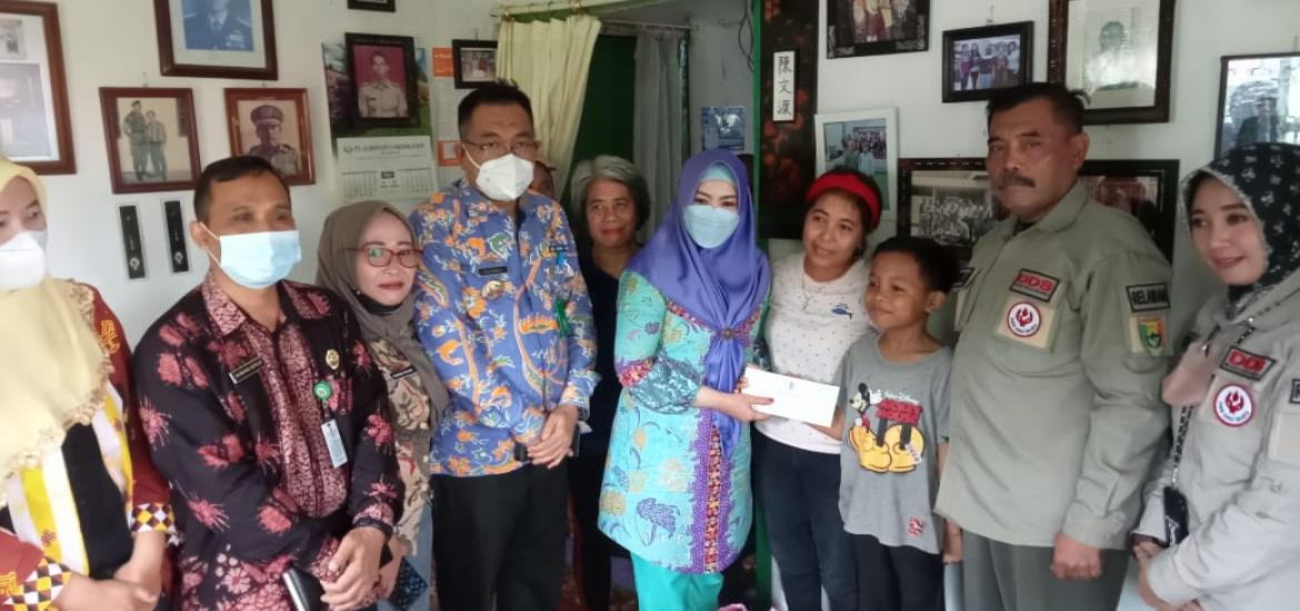 Kepala Pekon Kota Agung Dampingi Bupati Jenguk Warga Sakit