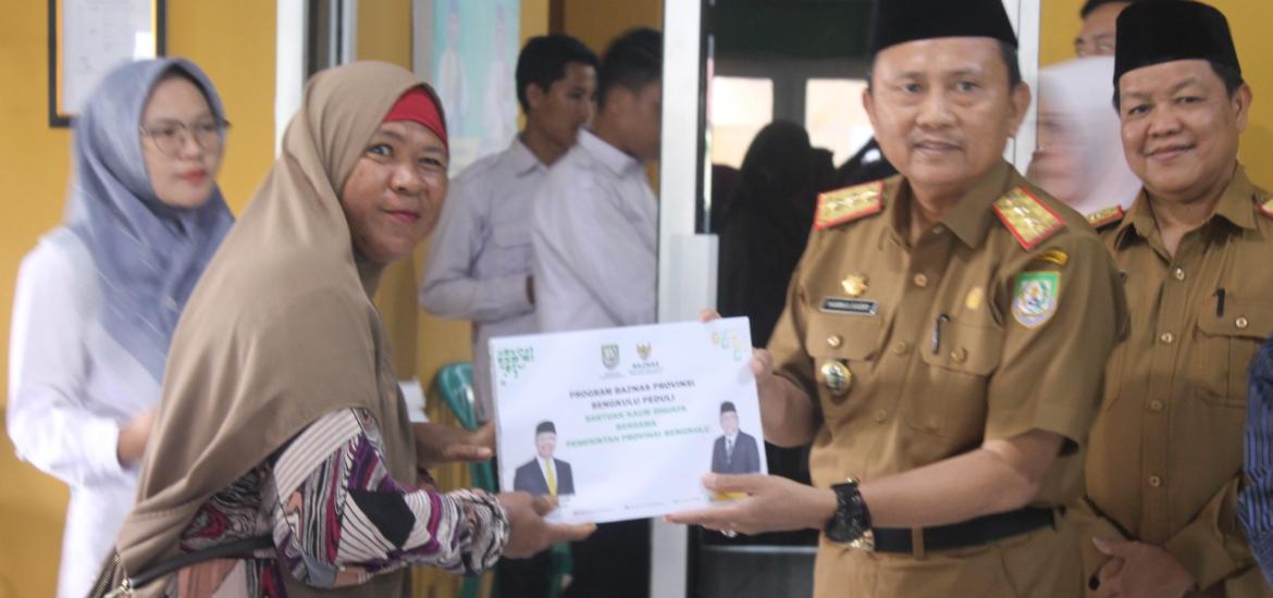 Pemprov Bengkulu bersama BAZNAS Salurkan Zakat untuk Kaum Dhuafa
