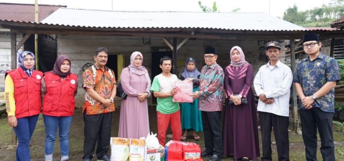 Pemkab Kepahiang Bagikan Sembako Kepada Warga Terdampak Banjir